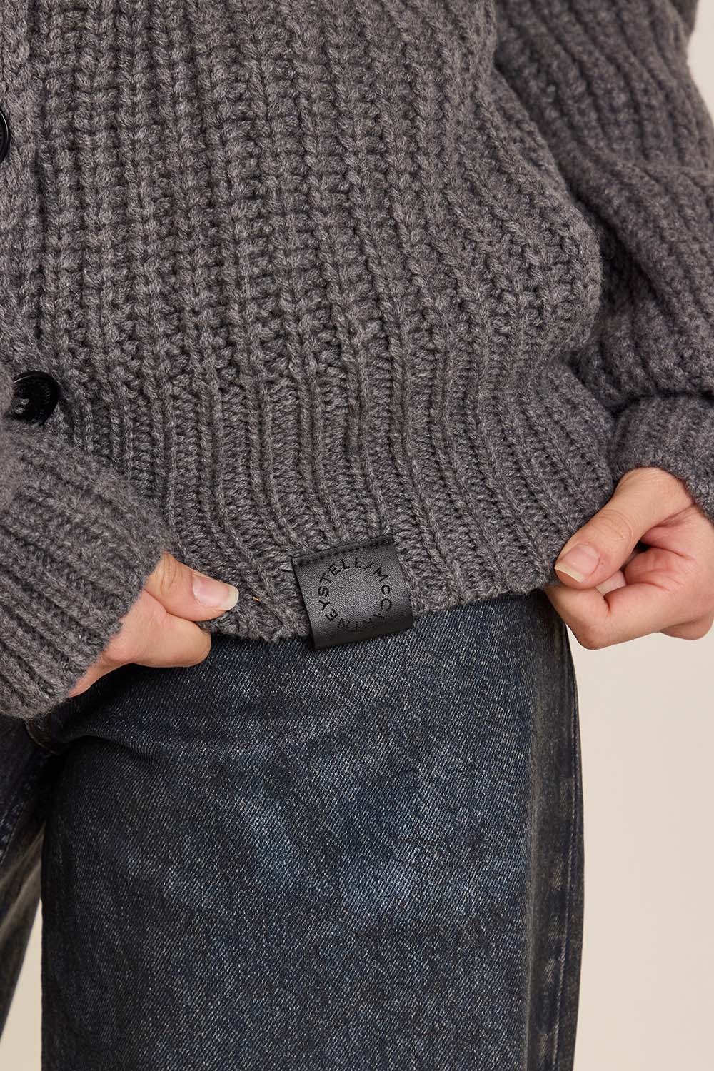 תמונת תקריב דוגמן של סריג צמר קפוצ'ון