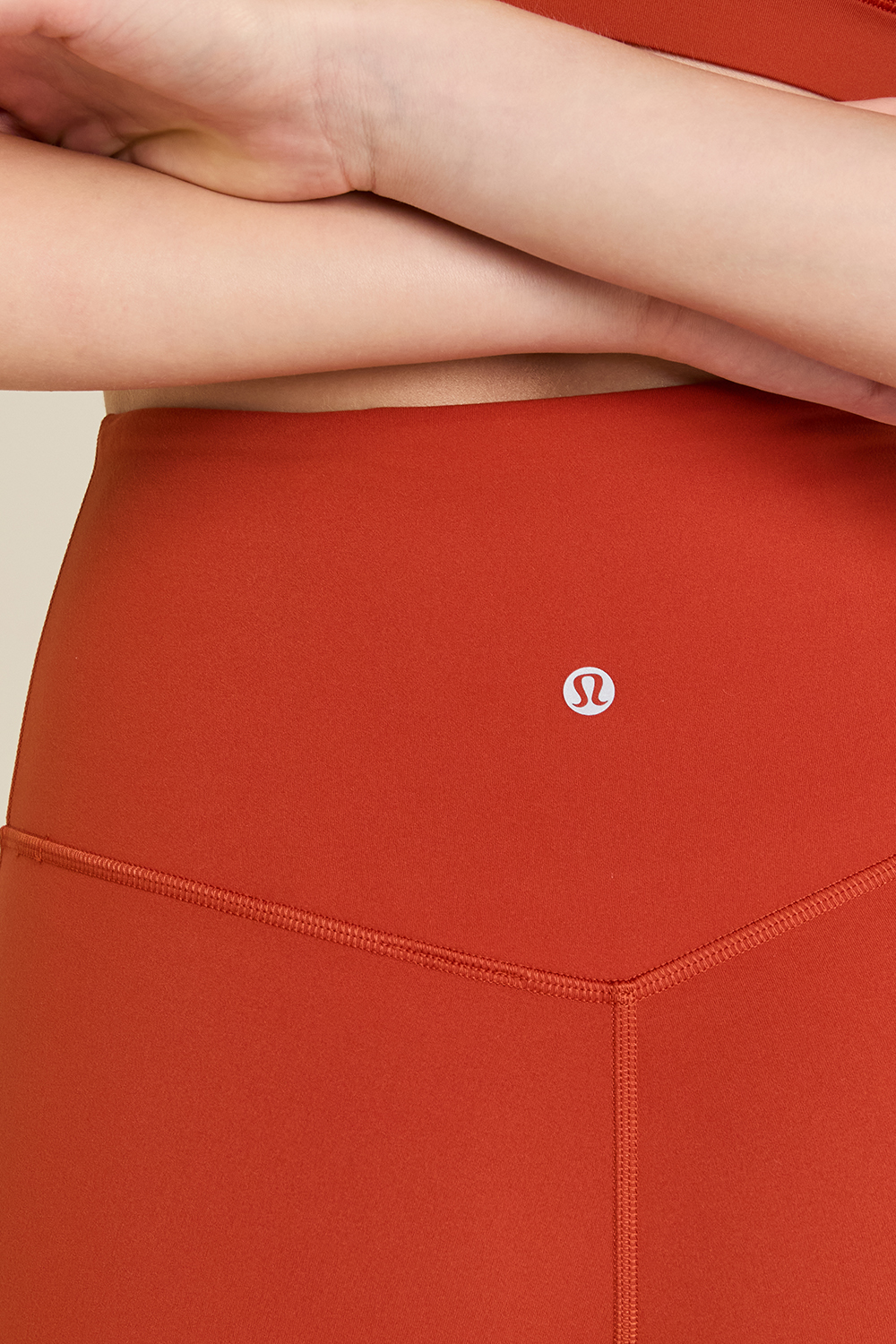 תמונת תקריב דוגמן של Align™ Mini-Flare Pant *Regular