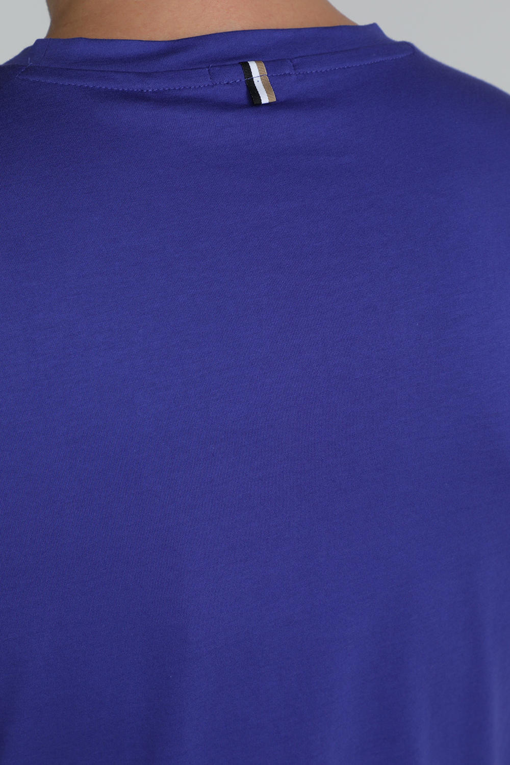 תמונת תקריב דוגמן של חולצת טי עם צווארון מעוגל