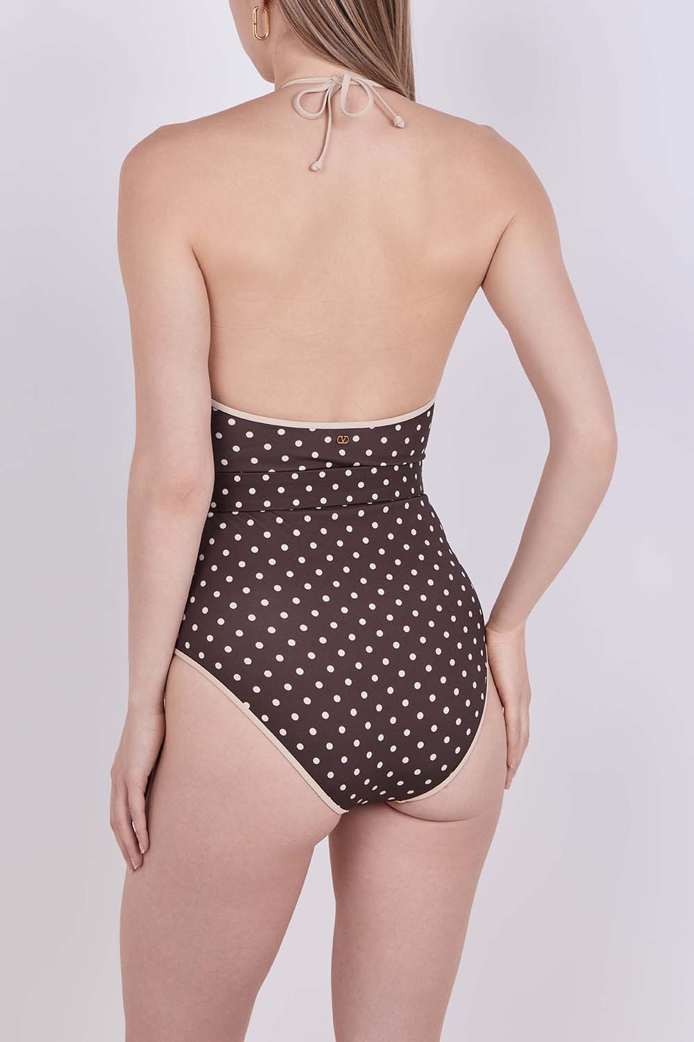 תמונת דוגמן אחורית של בגד ים שלם נקודות