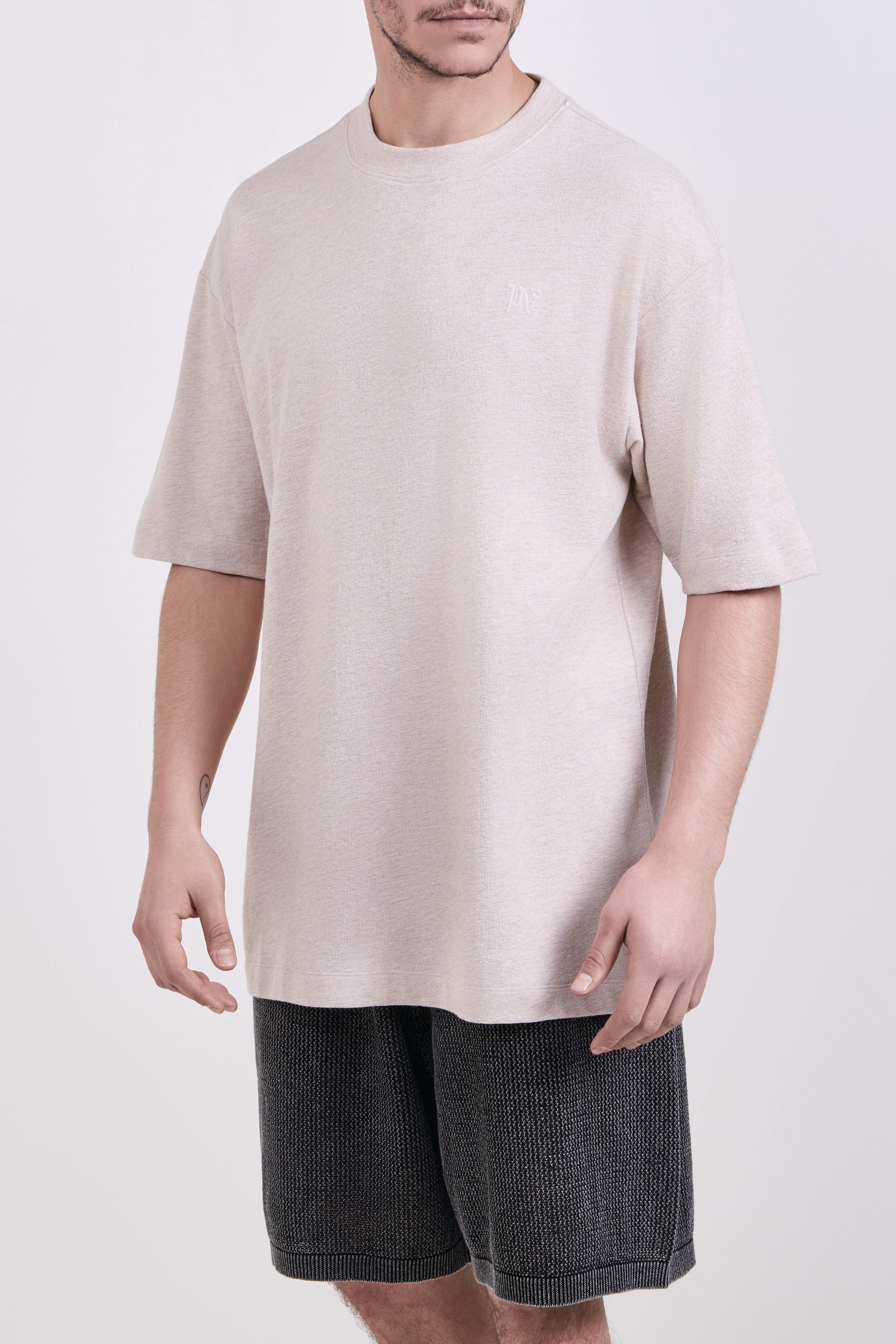 תמונת דוגמן קידמית של חולצת טי אוברסייז