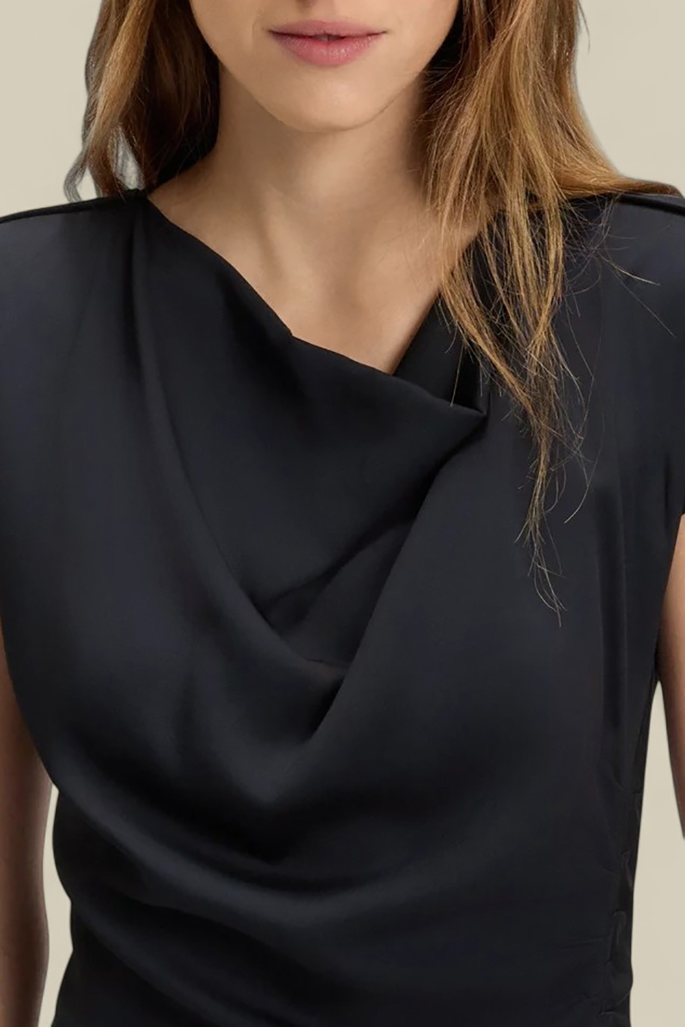 תמונת תקריב דוגמן של שמלה מידי