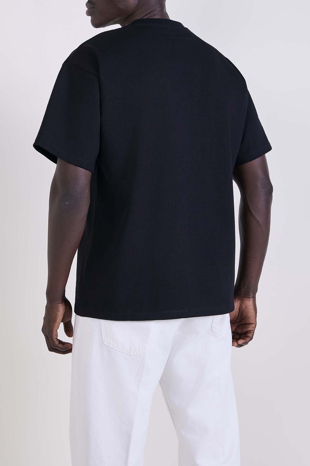 תמונת דוגמן אחורית של חולצת טי בגזרה רחבה