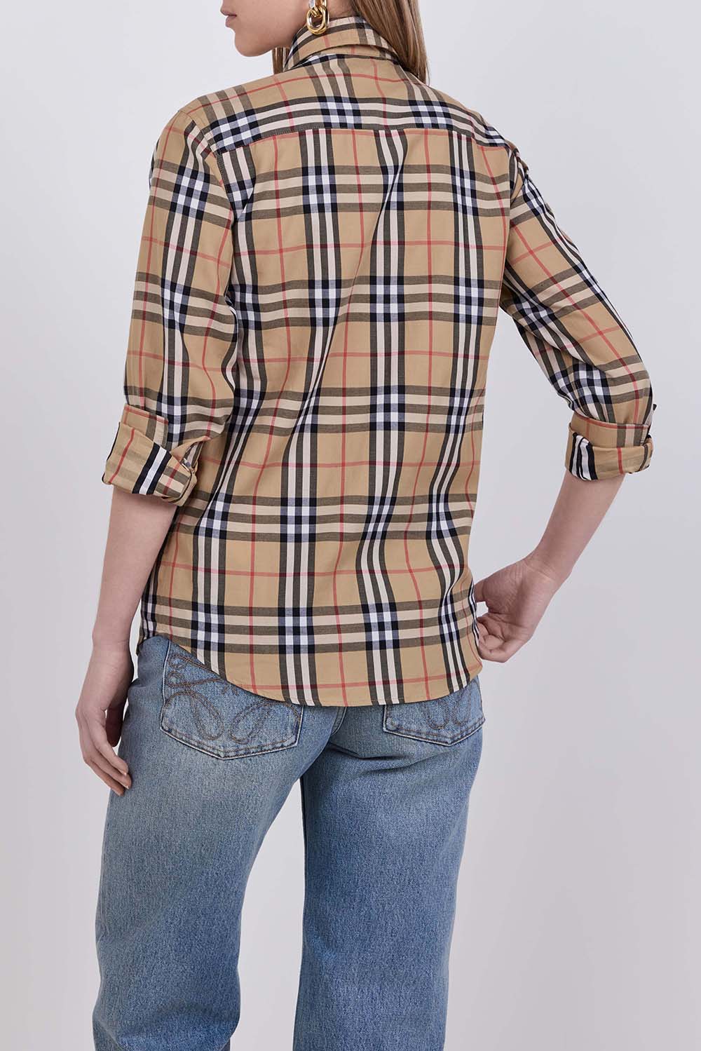 תמונת דוגמן אחורית של חולצה מכופתרת