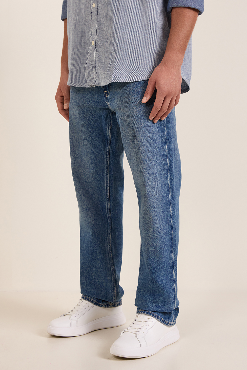 תמונת דוגמן קידמית של מכנסי ג'ינס בגזרה ישרה