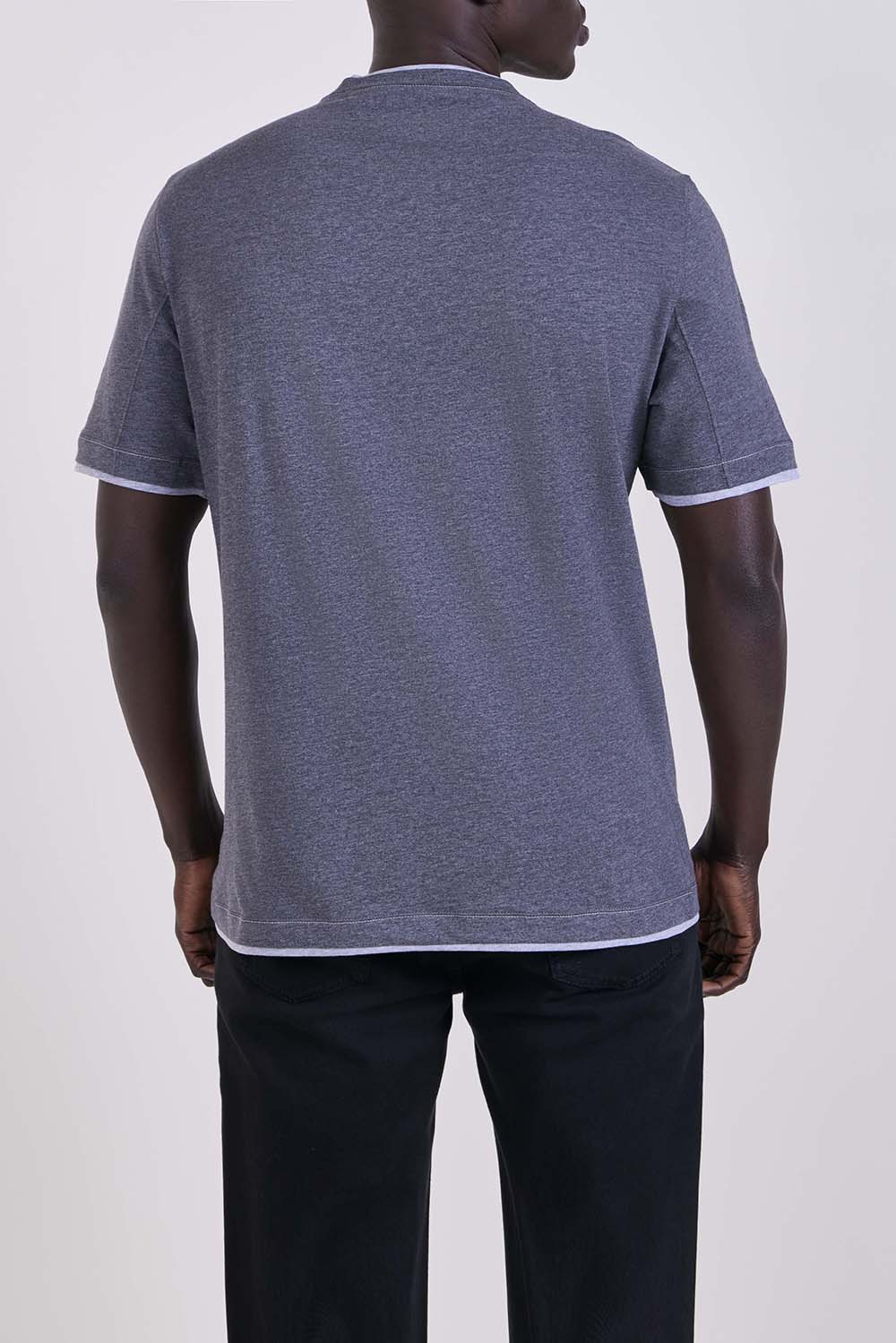 תמונת דוגמן אחורית של חולצת טי בגזרה ישרה