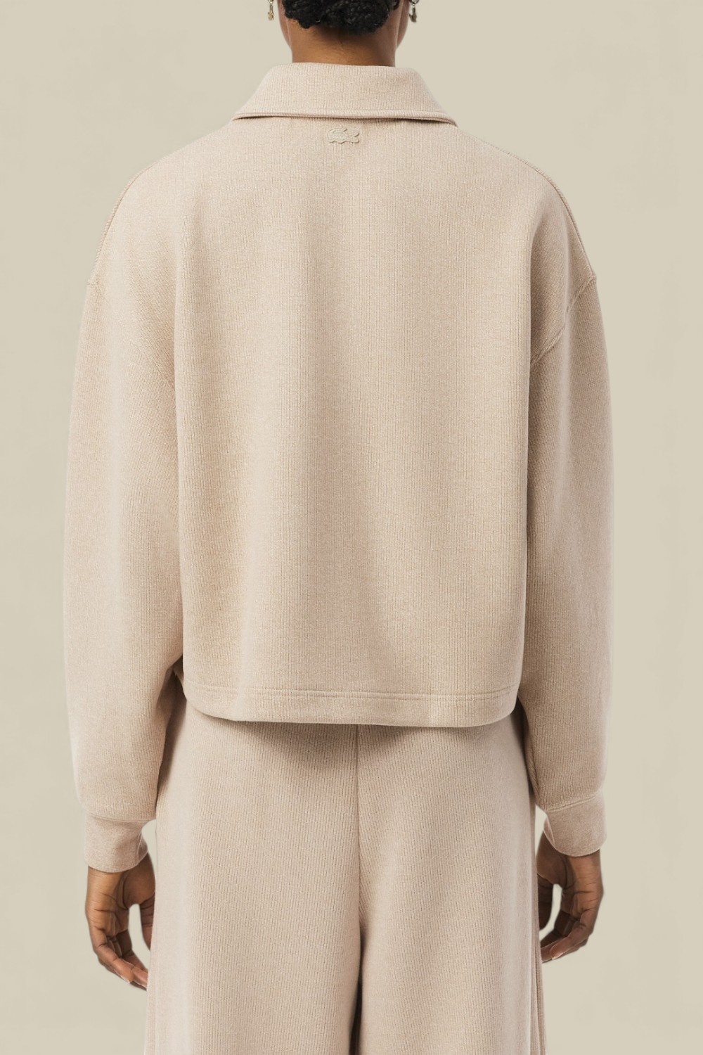 תמונת דוגמן אחורית של סווטשירט אוברסייז