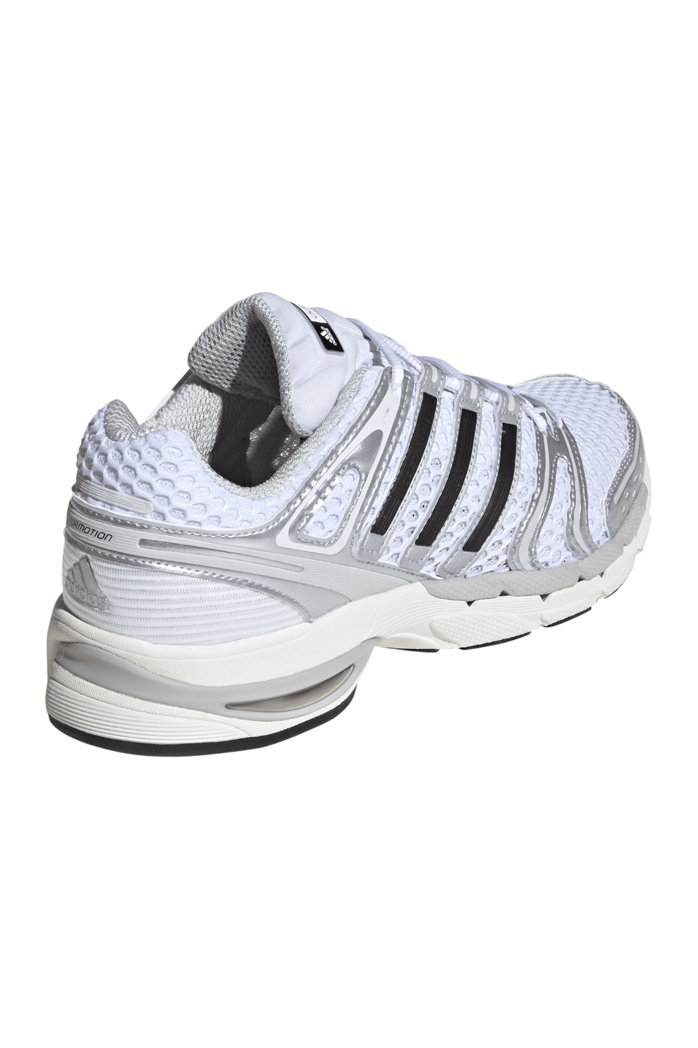 תמונת תקריב של נעלי סניקרס אדיסטאר קונטרול 5