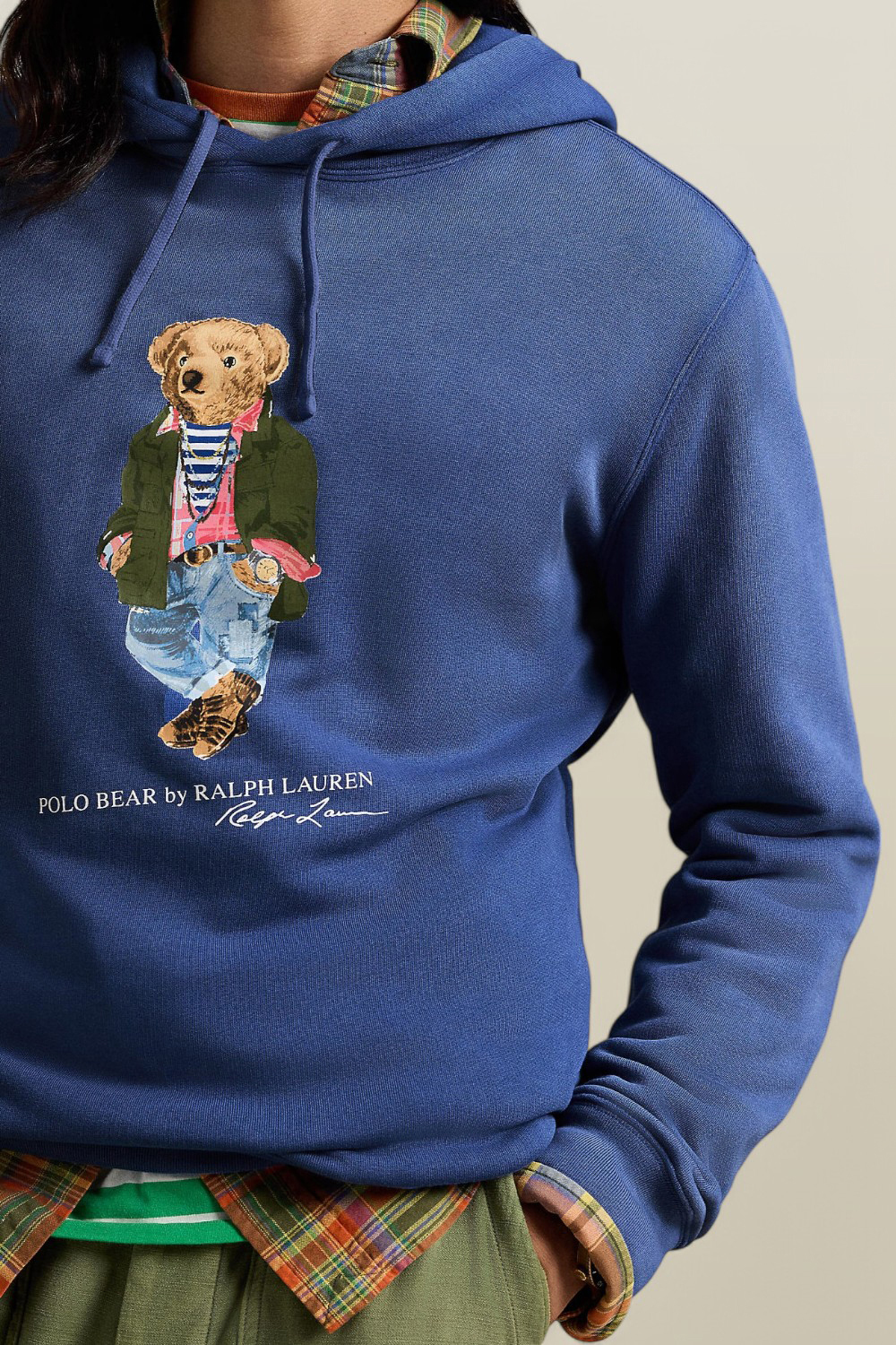 תמונת תקריב דוגמן של סווטשירט קפוצ'ון