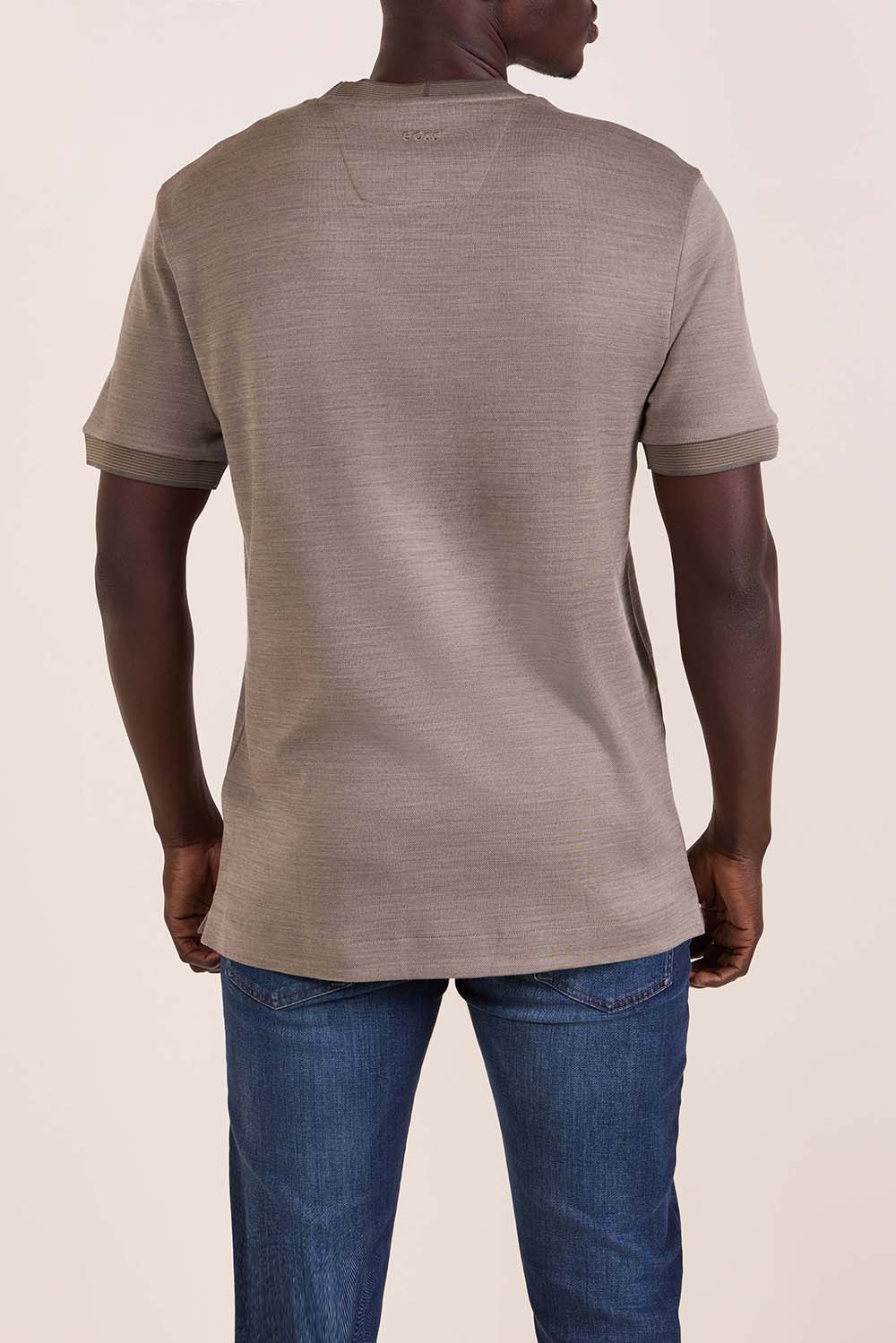 תמונת דוגמן אחורית של חולצת טי בוס X אסטון מרטין