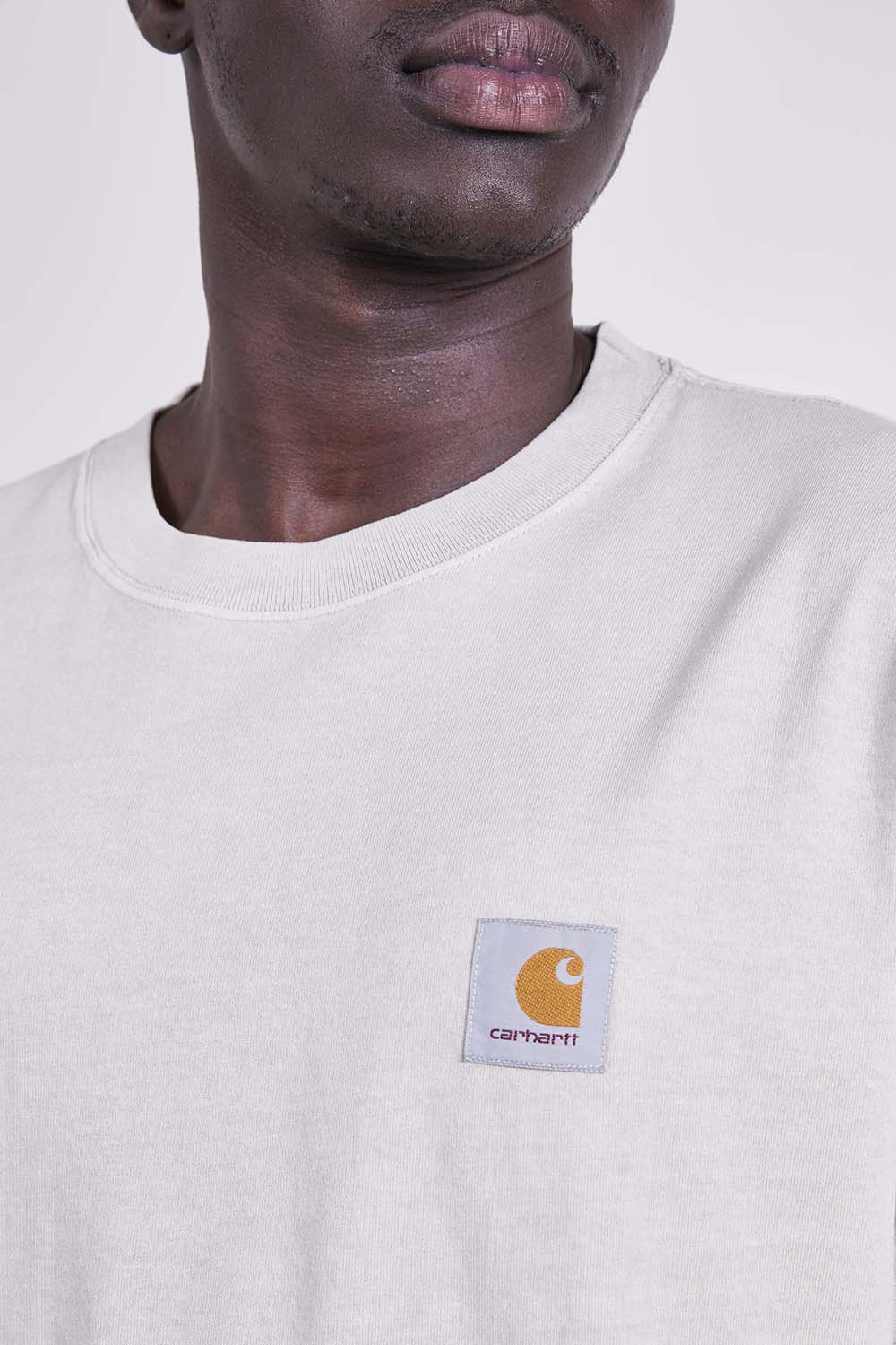 תמונת תקריב דוגמן של חולצת טי ארוכה