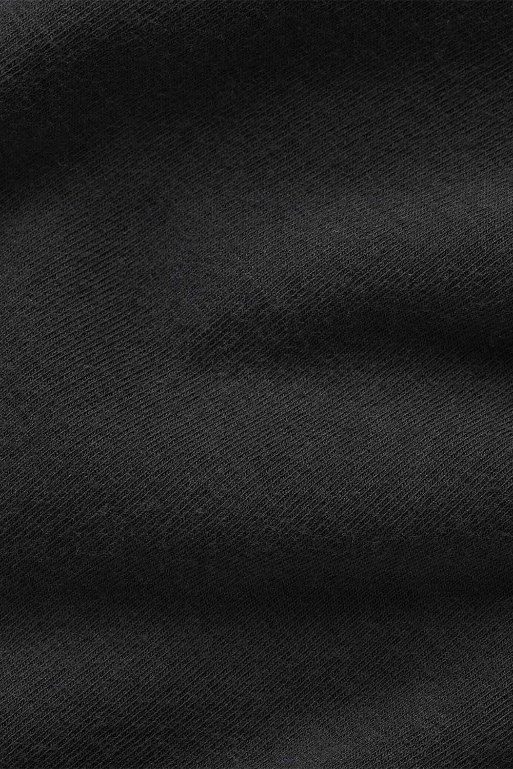 תמונת תקריב דוגמן של LONG SLEEVE T-SHIRT