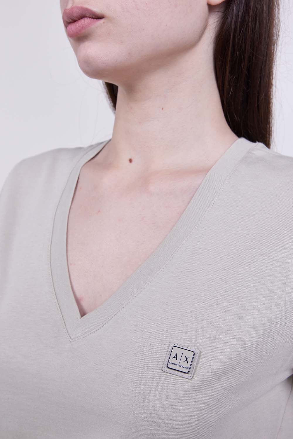 תמונת תקריב דוגמן של חולצת טי בגזרת סלים