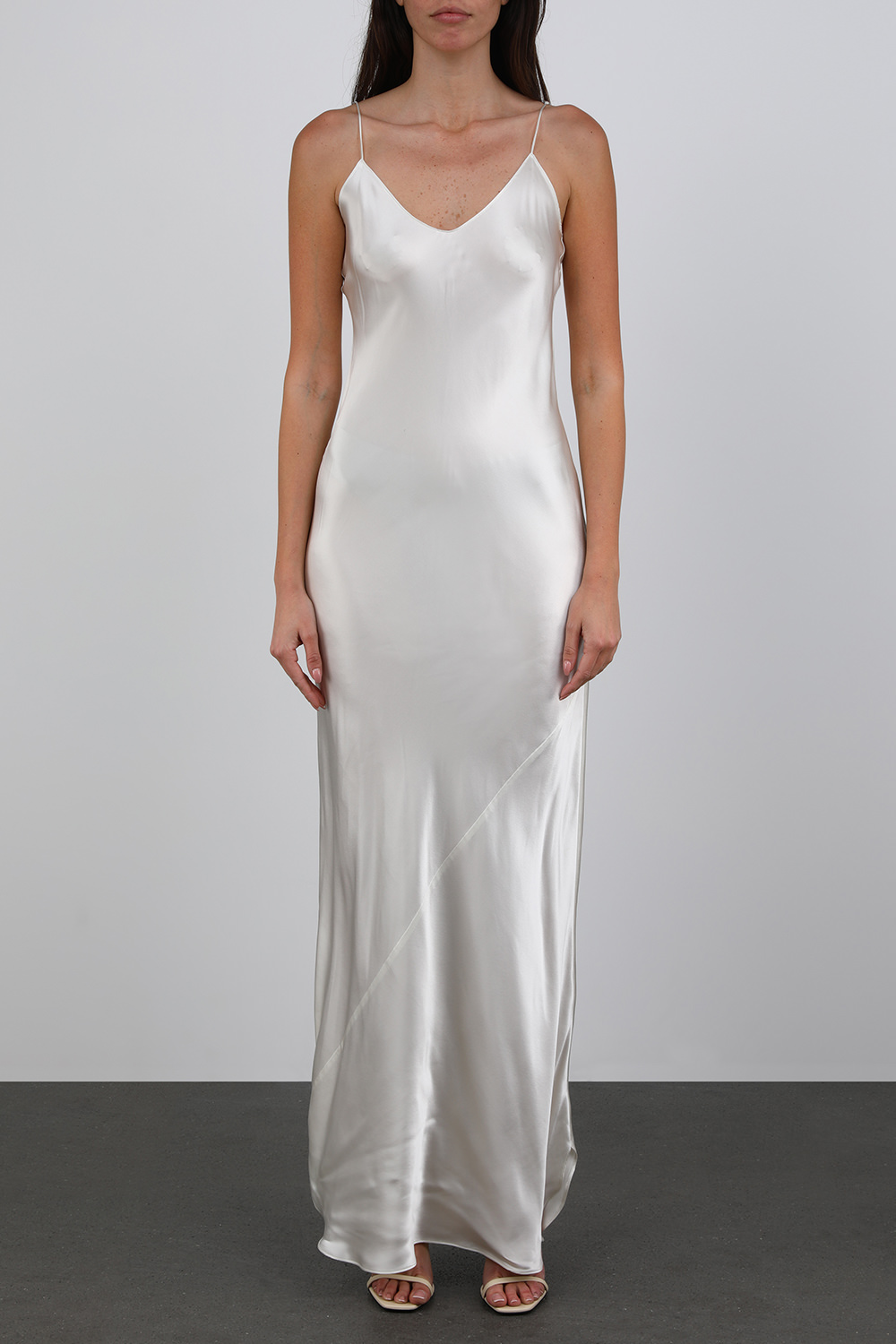 תמונת דוגמן קידמית של שמלת מקסי בגוון שנהב העשויה משי