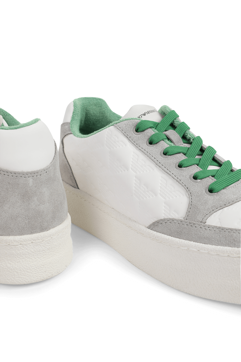 תמונת תקריב של סניקרס מעור עם לוגו מוטמע