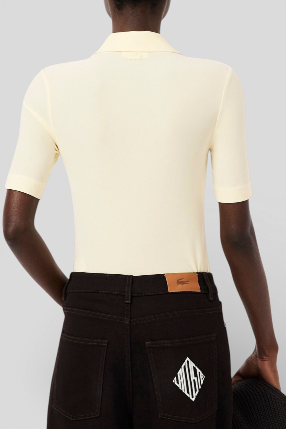 תמונת דוגמן אחורית של חולצת פולו קצרה