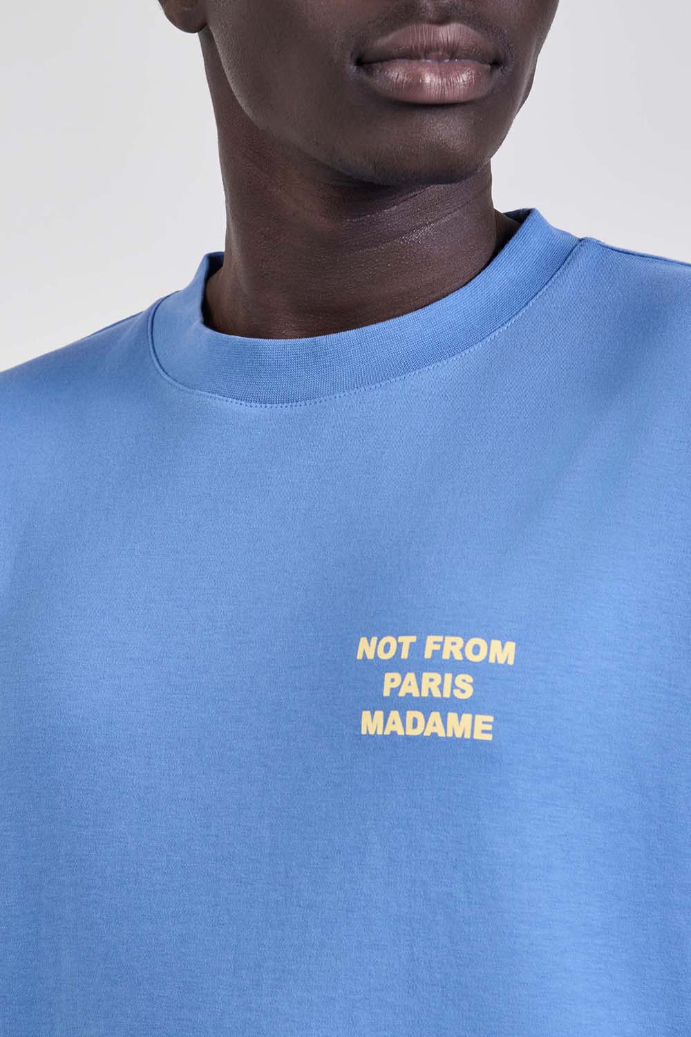 תמונת תקריב דוגמן של חולצת טי בגזרה משוחררת