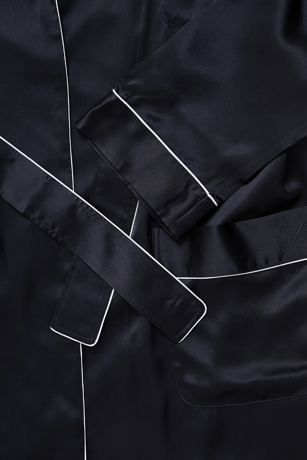 תמונה אחורית של חלוק משי