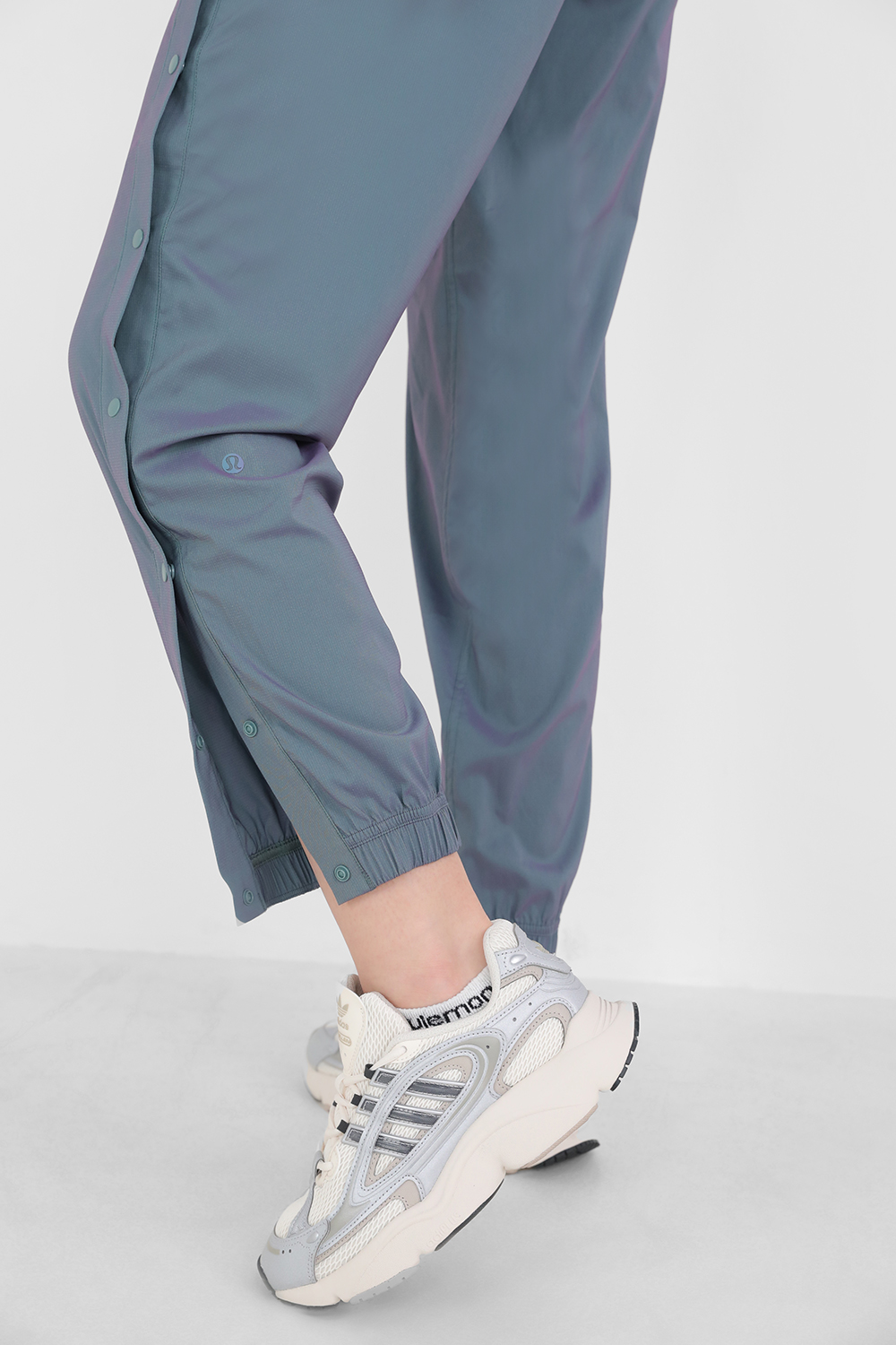 תמונת תקריב דוגמן של Tear-Away Mid-Rise Track Pant