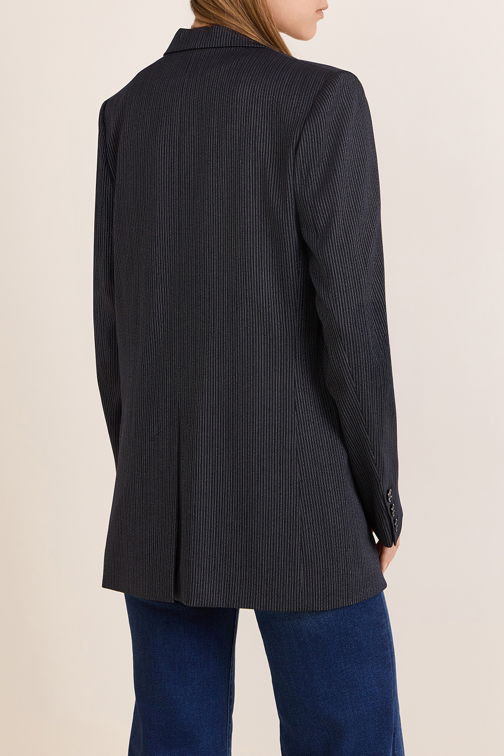 תמונת דוגמן אחורית של בלייזר פסים מחויט