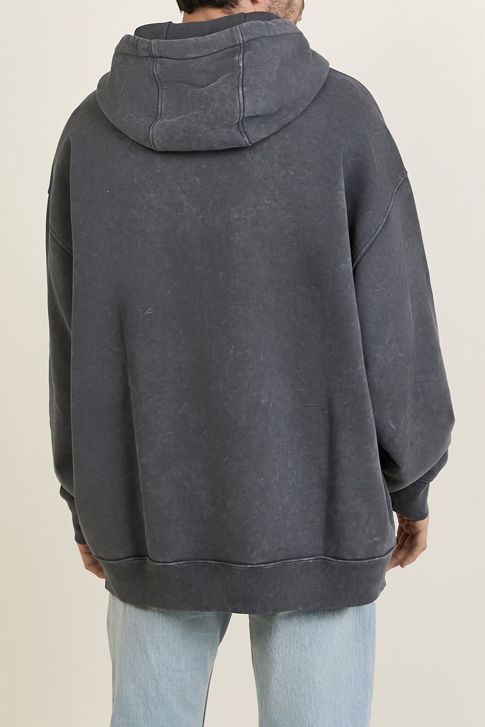 תמונת דוגמן אחורית של סווטשירט קפוצ'ון אוברסייז