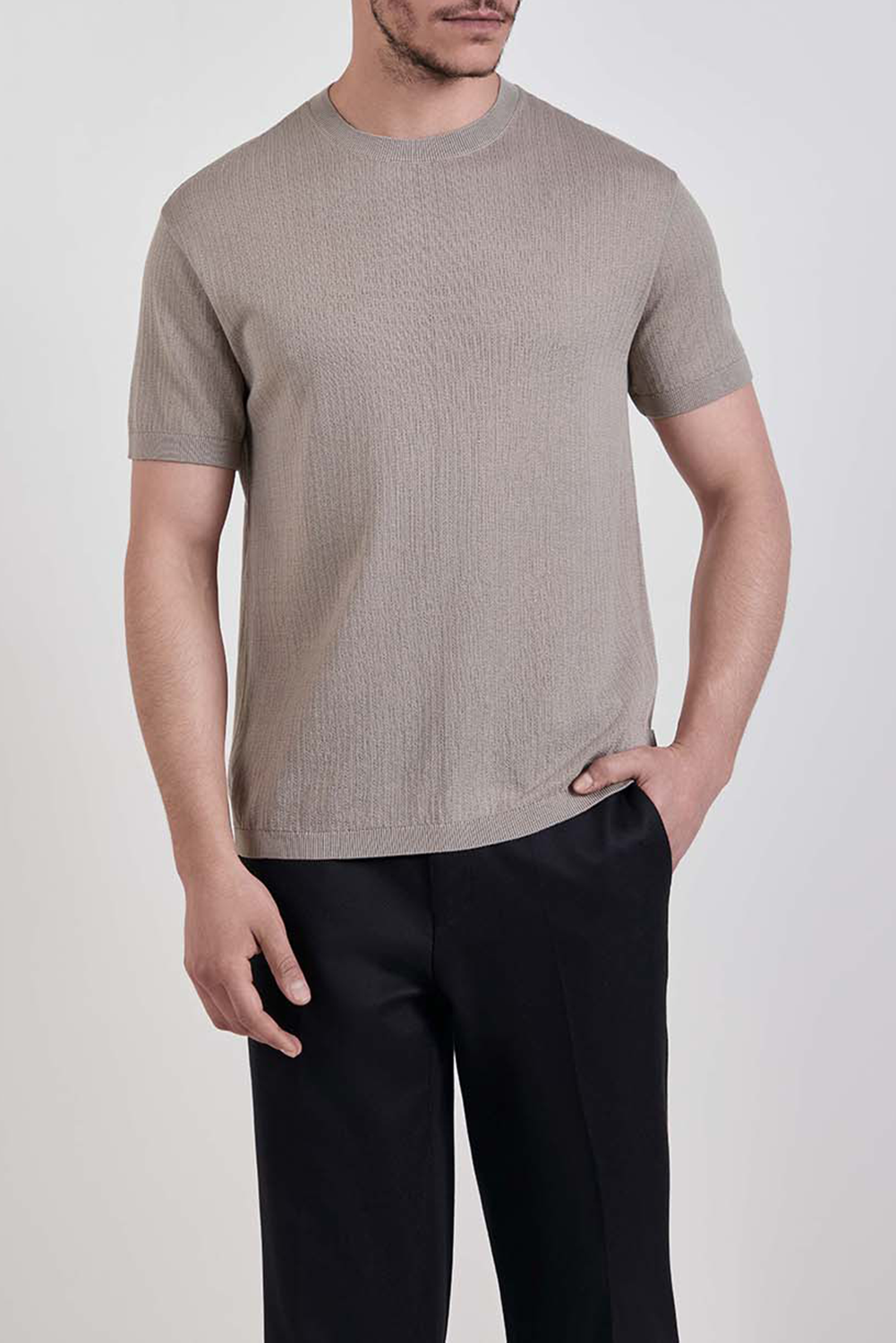 תמונת דוגמן קידמית של חולצת טי בגזרת סלים