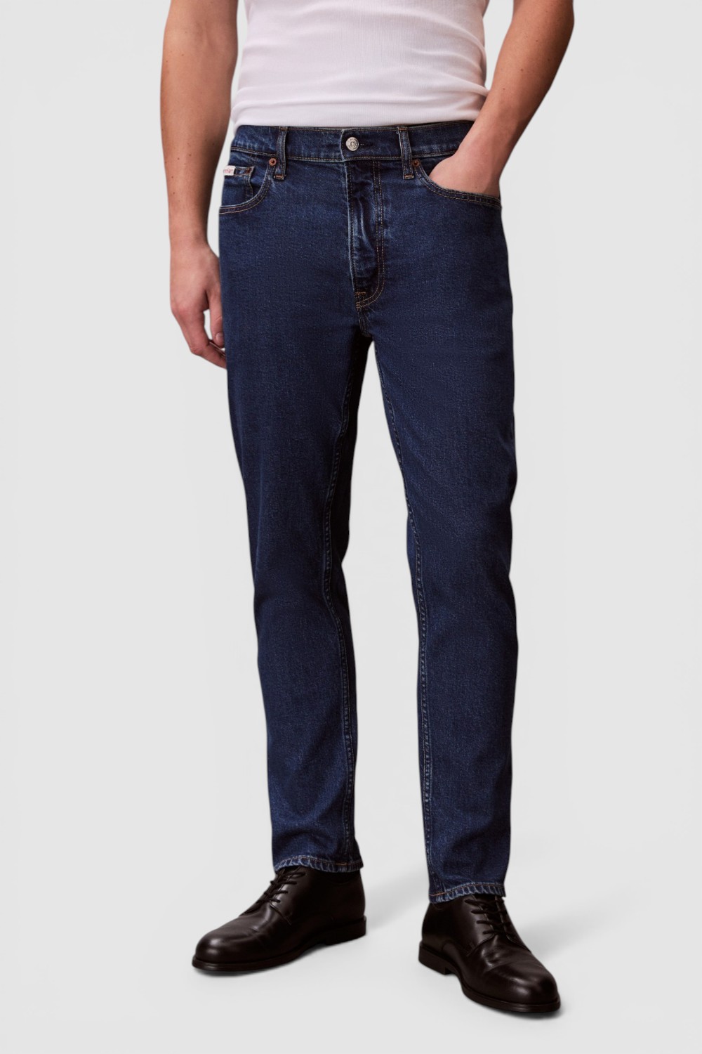 תמונת דוגמן קידמית של מכנסי ג'ינס