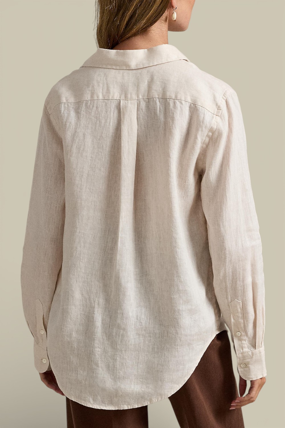 תמונת דוגמן אחורית של חולצת כפתורים פשתן