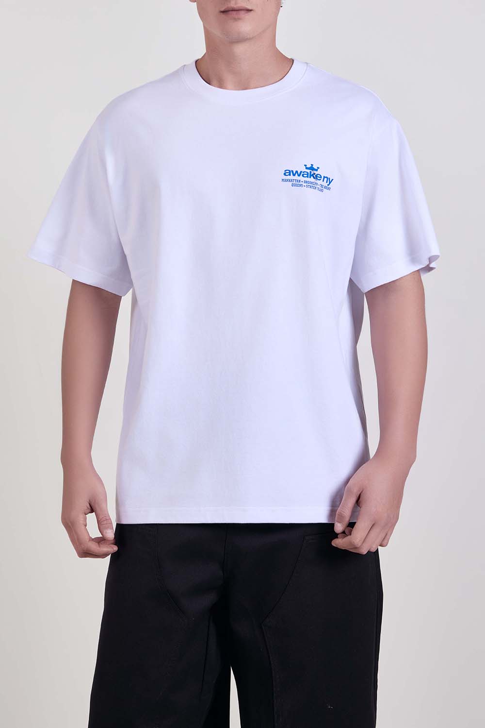 תמונת דוגמן קידמית של חולצת טי בגזרה ישרה