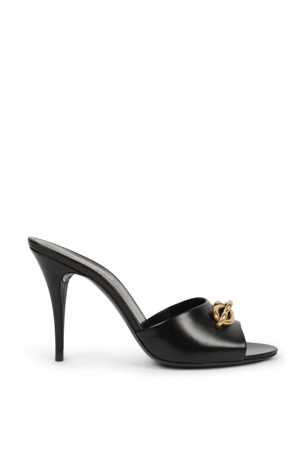 תמונה קידמית של נעלי עקב שחורים מעור עם אבזם זהב