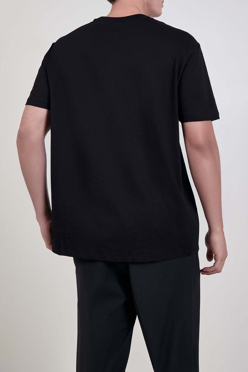 תמונת דוגמן אחורית של חולצת טי בגזרה משוחררת