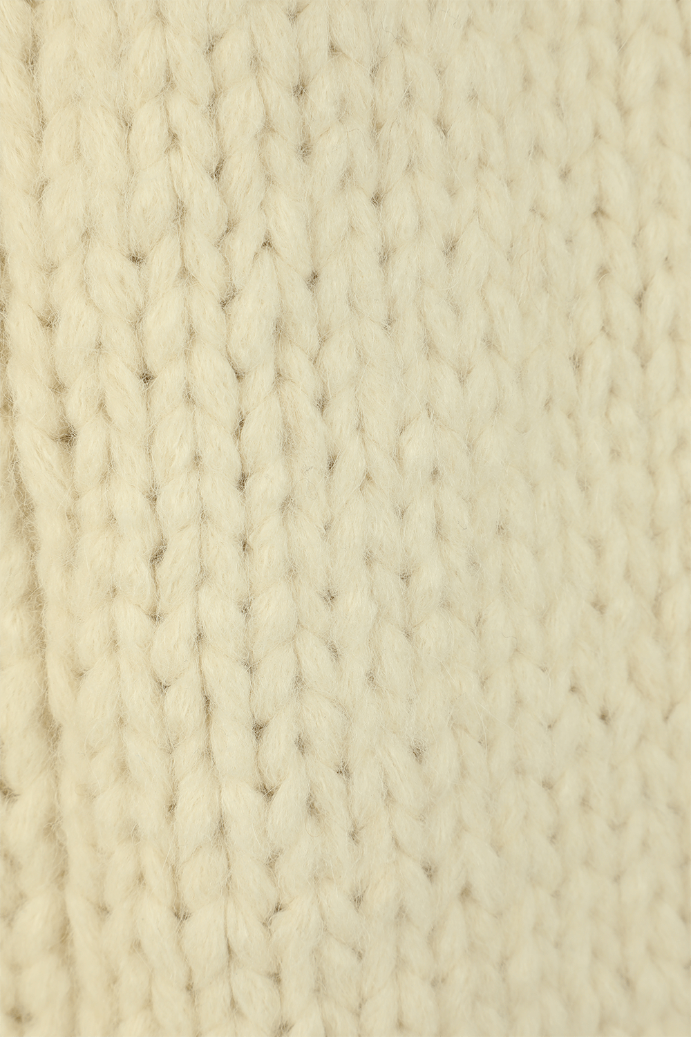 תמונה אחורית של מעיל סרוג בגוון שמנת