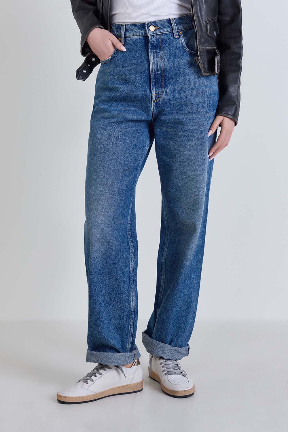 תמונת דוגמן קידמית של מכנסי ג'ינס בגזרה רחבה