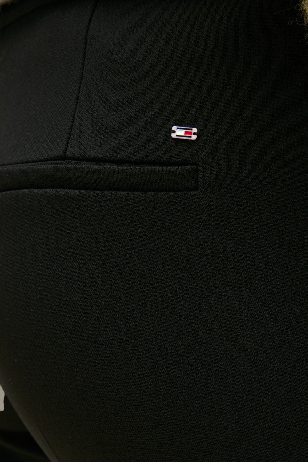 תמונת תקריב דוגמן של מכנסיים מחויטים