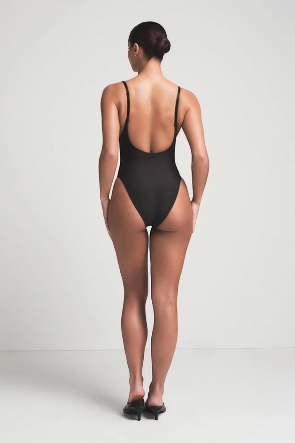 תמונת דוגמן אחורית של SCOOP NECK ONE PIECE