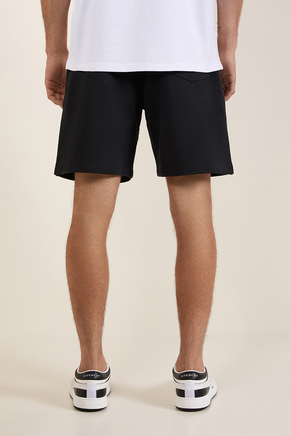 תמונת דוגמן אחורית של מכנסיים קצרים