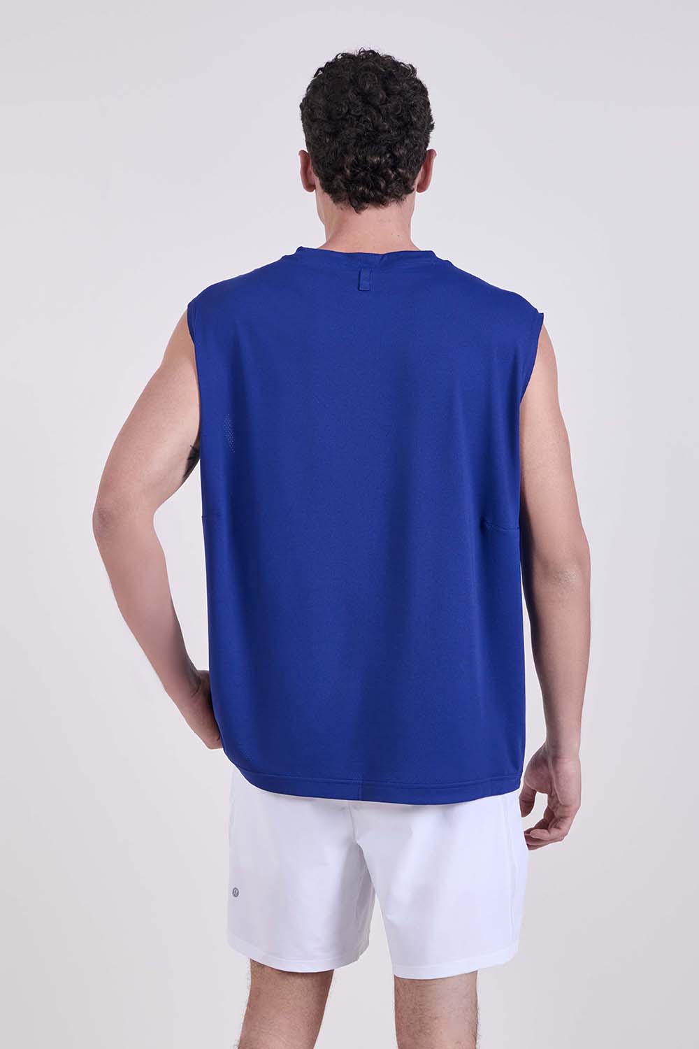 תמונת דוגמן אחורית של EasySet Training Sleeveless Shirt