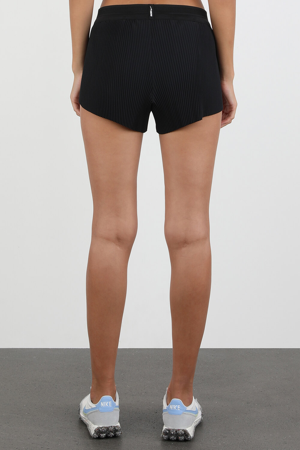 תמונת דוגמן אחורית של Running Shorts in Black