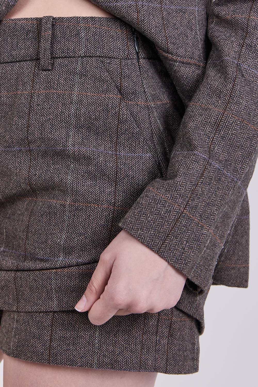 תמונת תקריב דוגמן של מכנסי חצאית