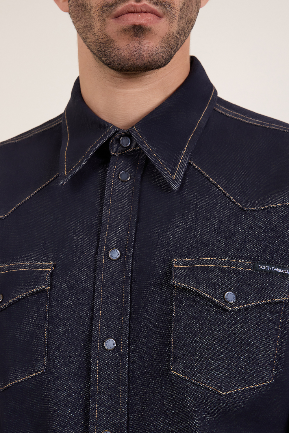 תמונת תקריב דוגמן של חולצת ג'ינס מכופתרת