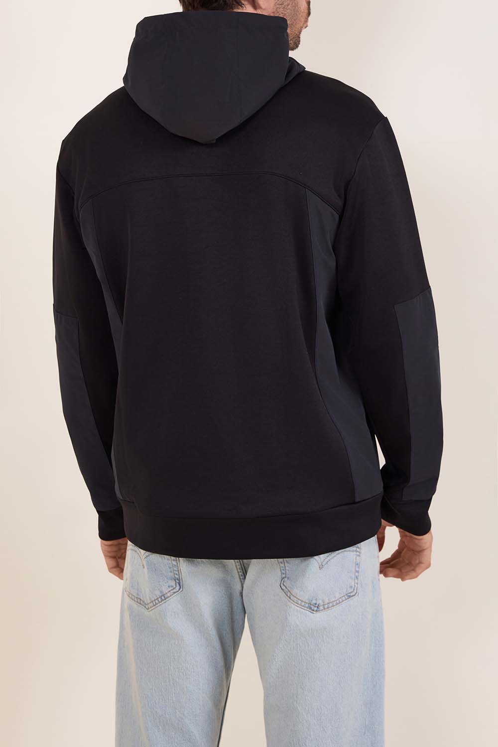 תמונת דוגמן אחורית של מעיל טכני קל