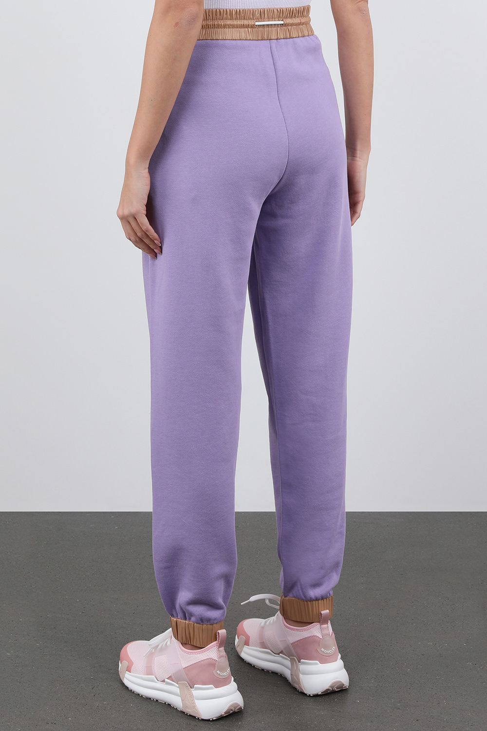 תמונת דוגמן אחורית של מכנסי טרנינג סגולים עם לוגו