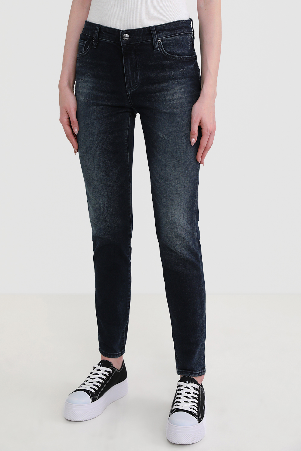 תמונת דוגמן קידמית של מכנסי סקיני ג'ינס