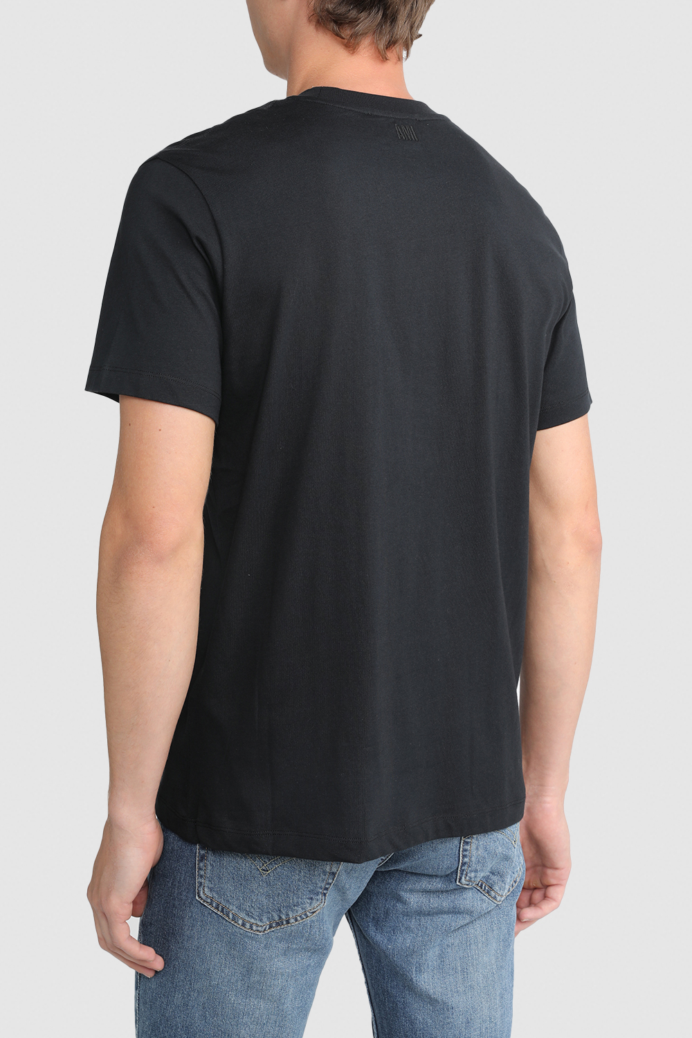 תמונת דוגמן אחורית של חולצת טי עם צווארון מעוגל