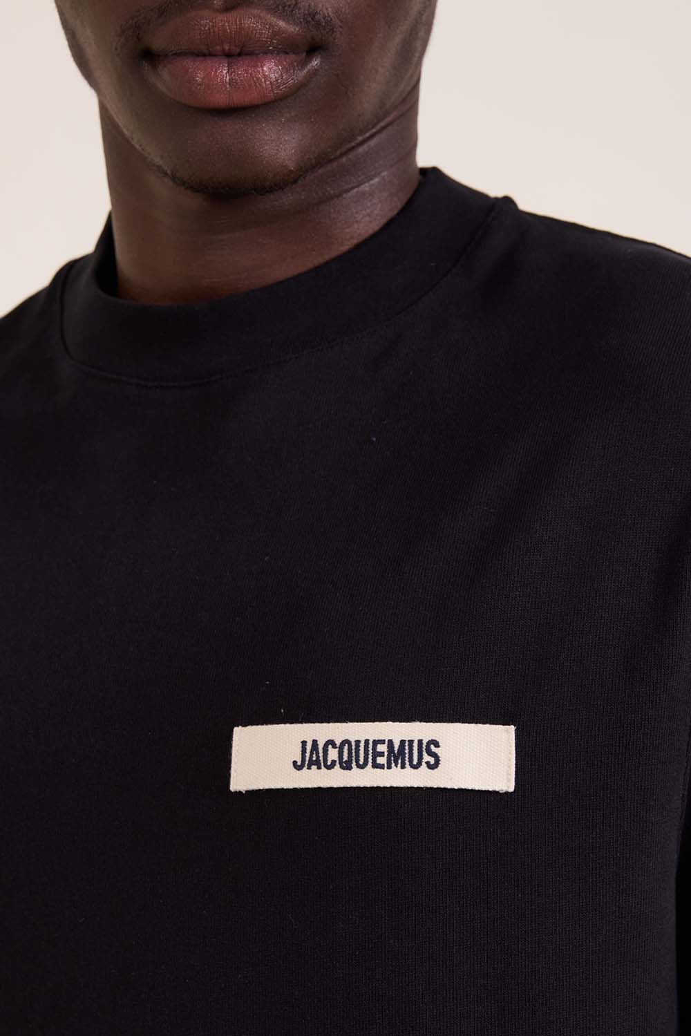 תמונת דוגמן אחורית של חולצת טי ארוכה