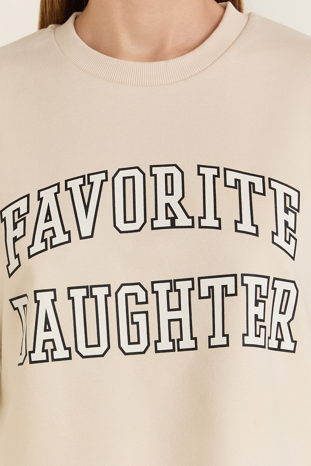 תמונת תקריב דוגמן של סווטשירט קרופ