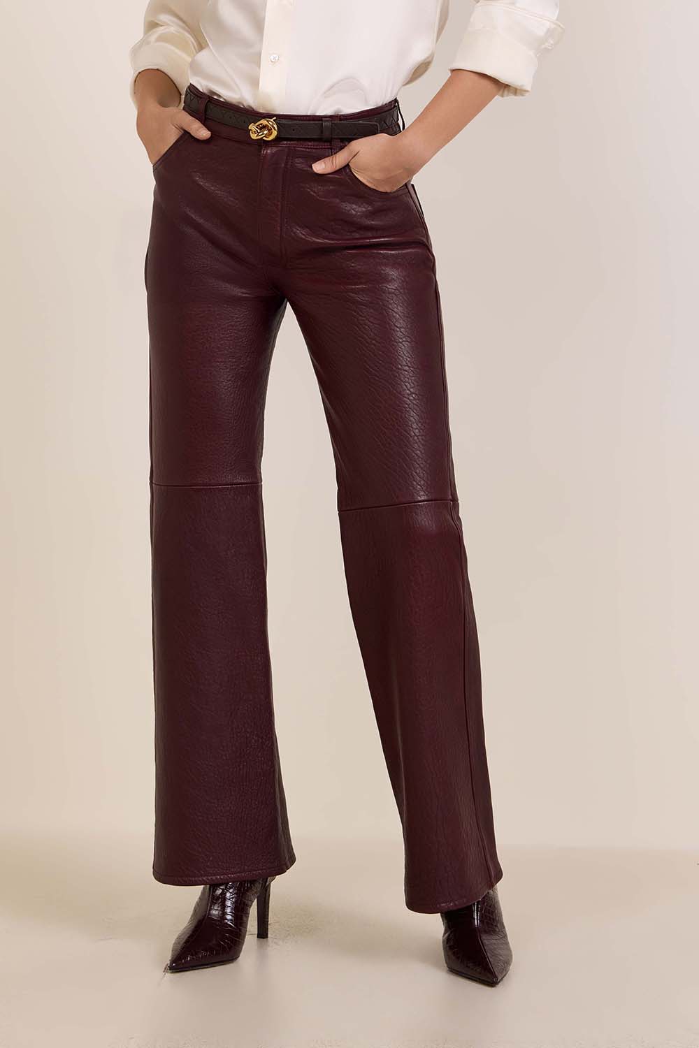 תמונת דוגמן קידמית של מכנסי עור מתרחבים