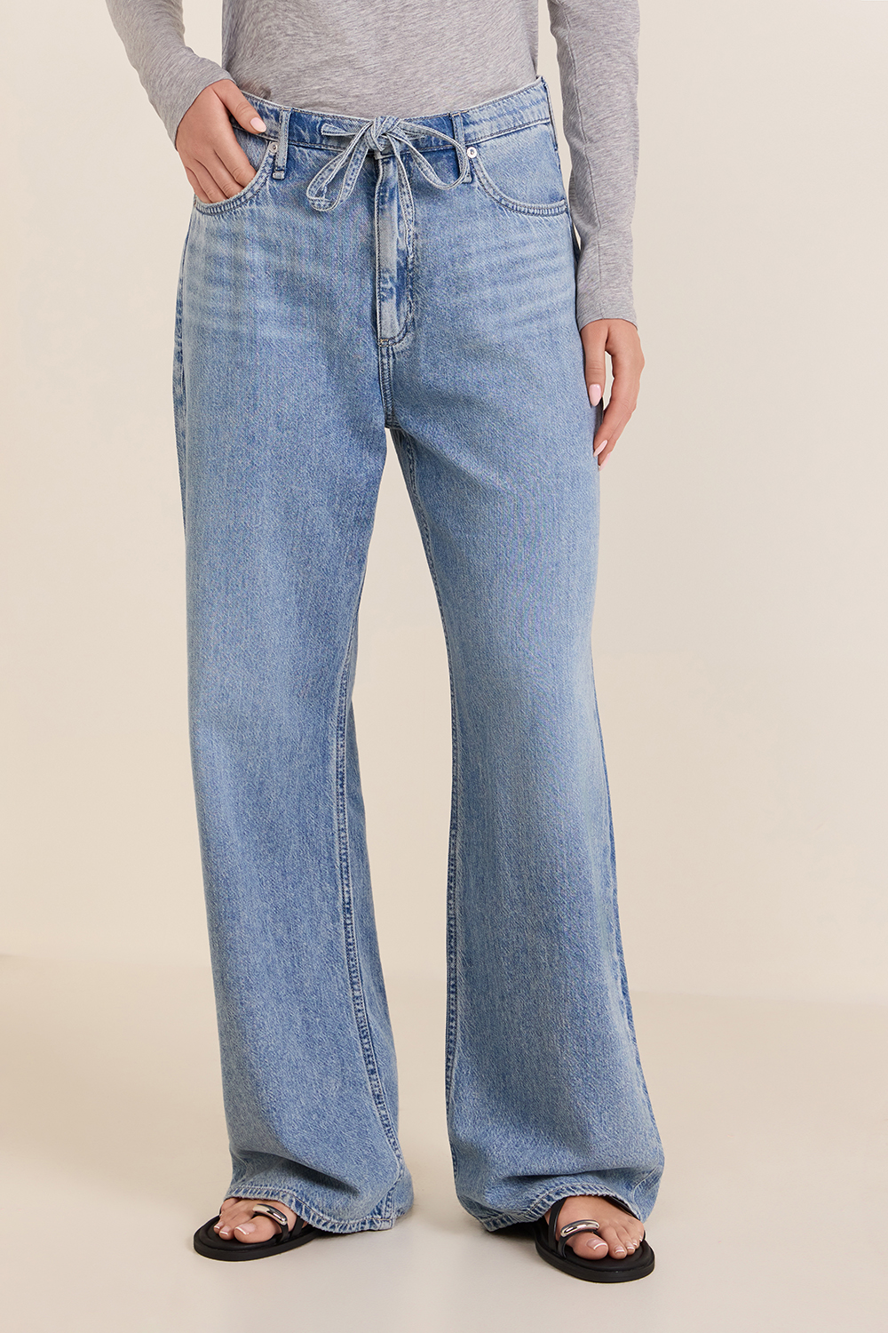 תמונת דוגמן קידמית של מכנסי ג'ינס בגזרה משוחררת