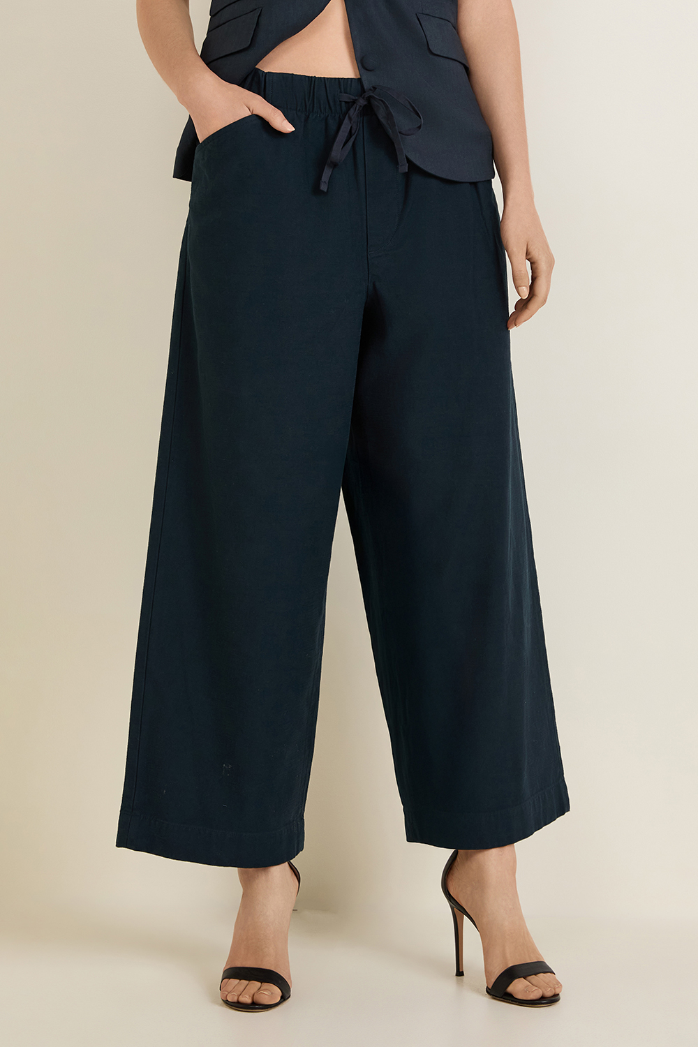 תמונת דוגמן קידמית של מכנסיים ארוכים