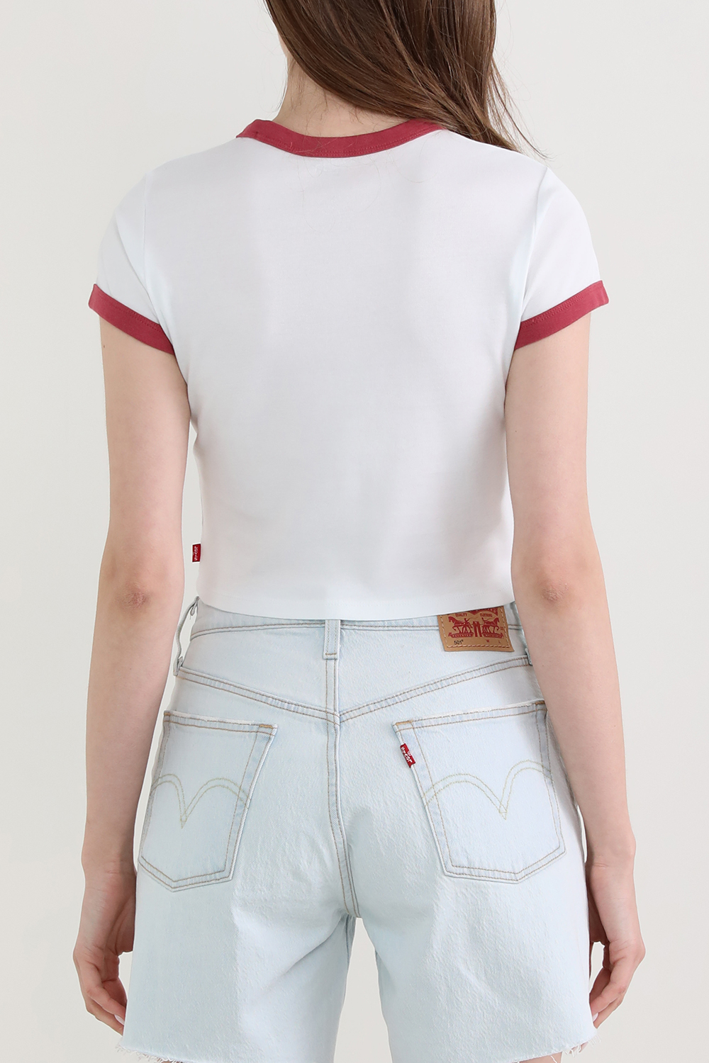 תמונת דוגמן אחורית של חולצת קרופ טי עם הדפס